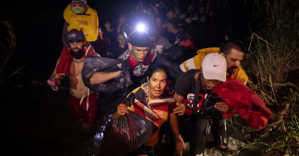 Migrantes cubanos llegan a EE.UU. en cifras récord, a pie, no en barco