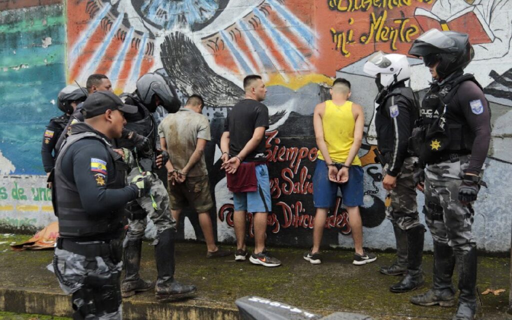 Motín en prisión de Ecuador deja saldo de 44 muertos y 220 fugados | Video