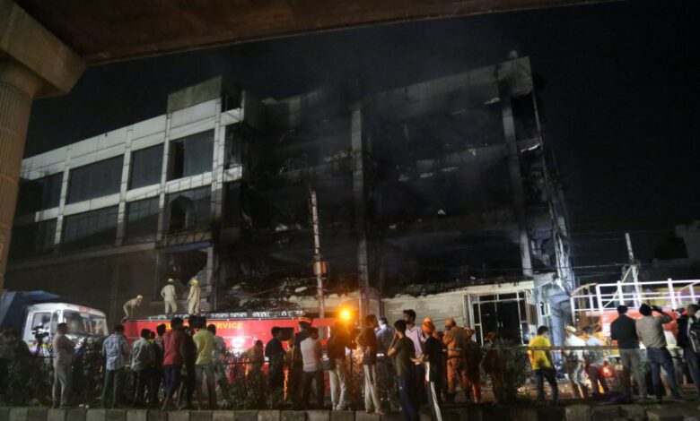 Mueren 26 personas por incendio en un edificio de Nueva Delhi, India