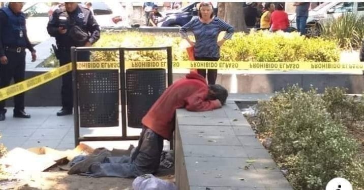 Murió de hambre y de rodillas, frente a un templo, quedó en posición de rezo un indigente