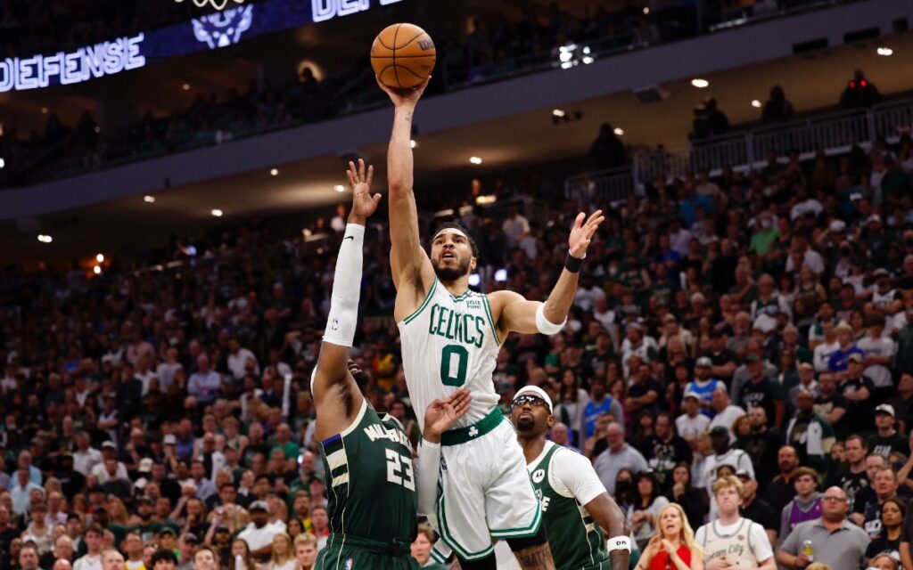 NBA: Boston se impone a los campeones Milwaukee para forzar el juego siete | Video
