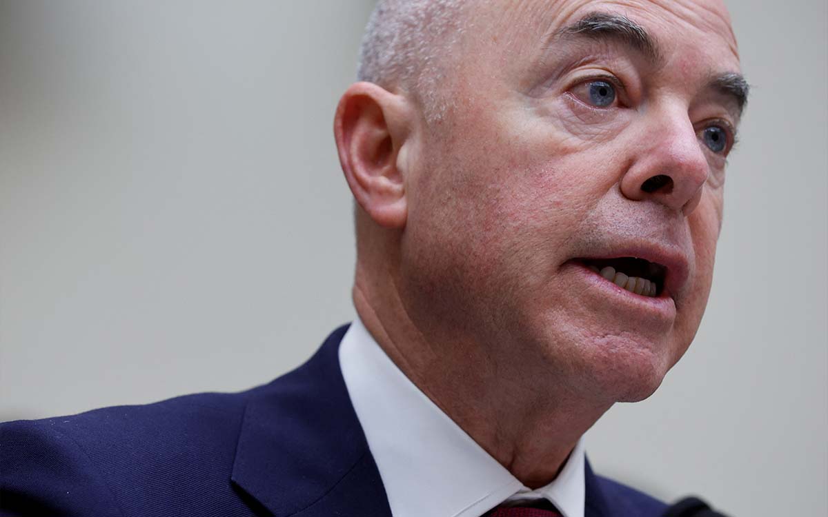 ‘No vengan’ a Estados Unidos, advierte Mayorkas a migrantes