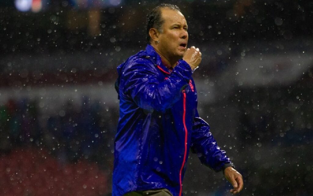 Oficializa Cruz Azul salida de Juan Reynoso como director técnico