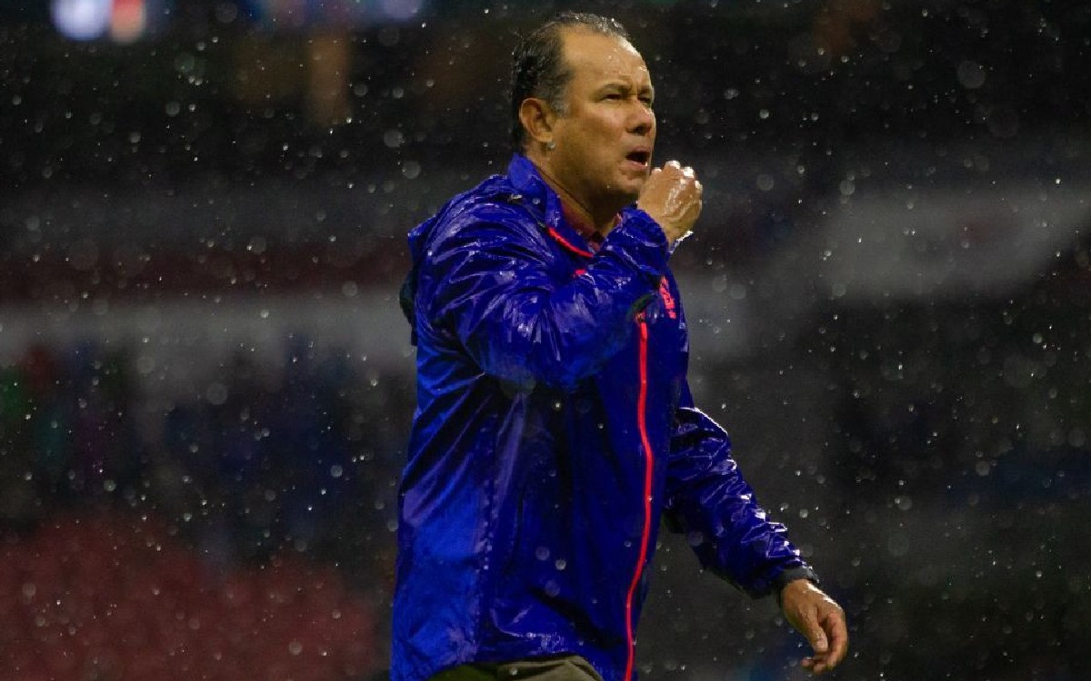 Oficializa Cruz Azul salida de Juan Reynoso como director técnico