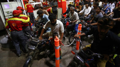 Pakistán aumenta los precios del combustible en un esfuerzo por estabilizar la economía