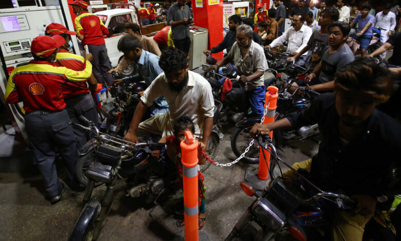 Pakistán aumenta los precios del combustible en un esfuerzo por estabilizar la economía