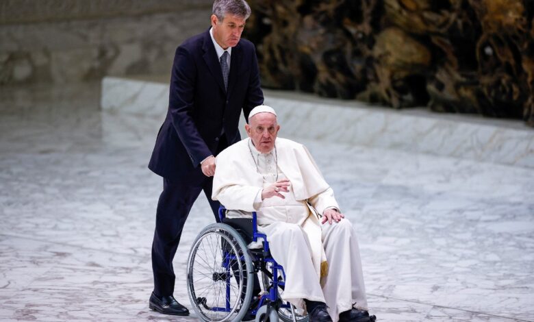 Papa Francisco usa silla de ruedas en público por primera vez desde que agudizó su dolor de rodilla