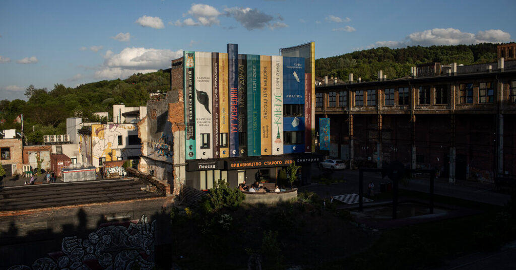 Para los ucranianos de habla rusa, los clubes de idiomas ofrecen una forma de desafiar a los invasores