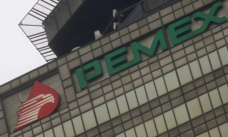 Pemex reporta ganancias por aumento a precios del crudo y menor deuda financiera
