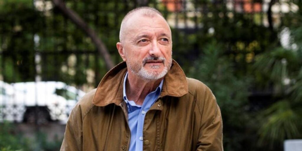 Pérez-Reverte carga contra Iglesias, Aznar, Ayuso y otros políticos: "Machista, fracasado, tonto..."