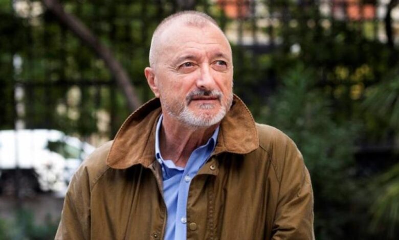 Pérez-Reverte carga contra Iglesias, Aznar, Ayuso y otros políticos: "Machista, fracasado, tonto..."