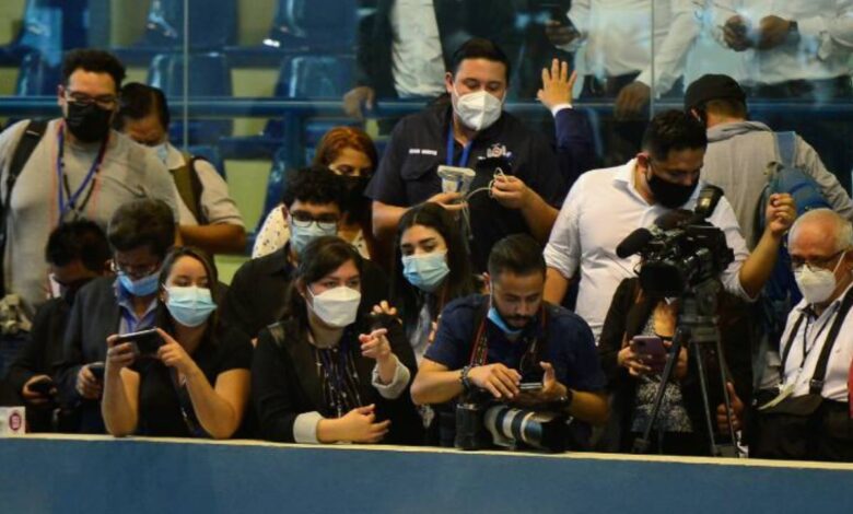 Periodistas de El Salvador denuncian acoso y criminalización en el país