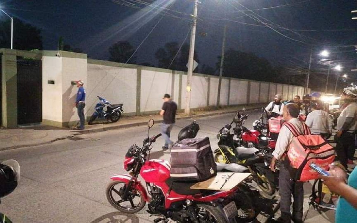 Piden soldados 45 pollos rostizados por app y no los pagan