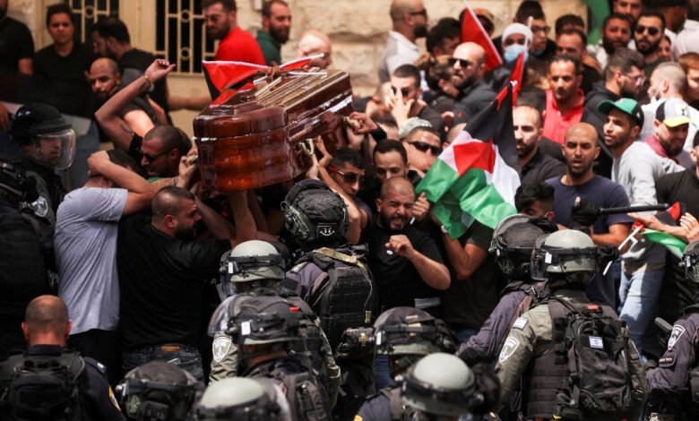 Policía israelí ataca a asistentes al funeral de la periodista Shireen Abu Akleh | Video