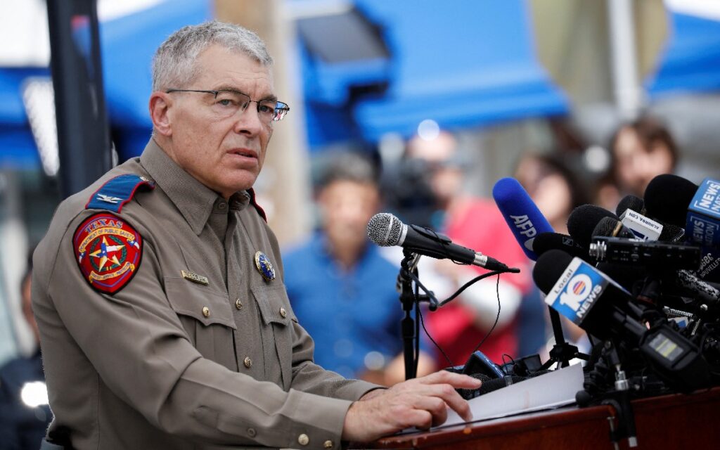 Policía justifica respuesta lenta ante tiroteo en Uvalde; pensó que "no había niños en riesgo"