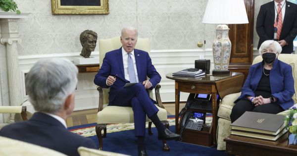 Preocupado por la inflación récord, Biden se reunió con Powell y trasladó la responsabilidad de los aumentos a la Fed