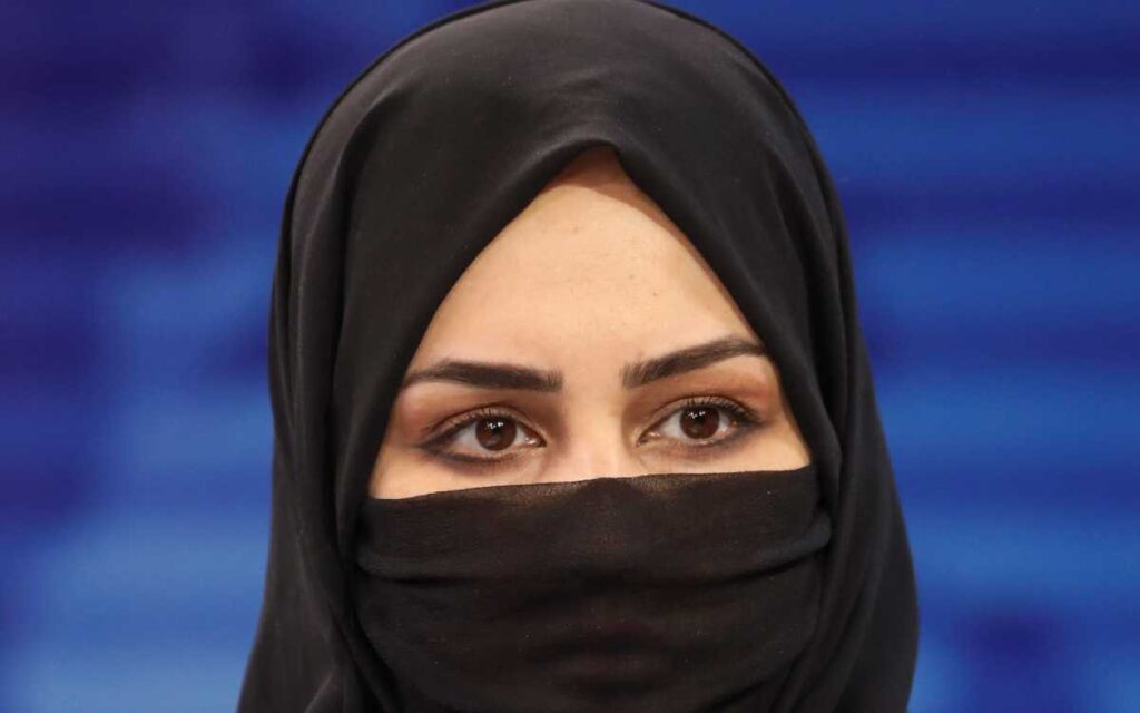 Presentadoras de televisión se cubren el rostro para cumplir regla del gobierno talibán