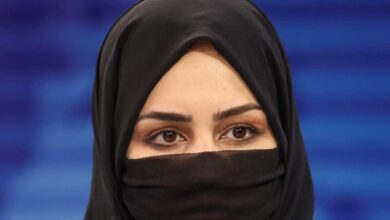 Presentadoras de televisión se cubren el rostro para cumplir regla del gobierno talibán