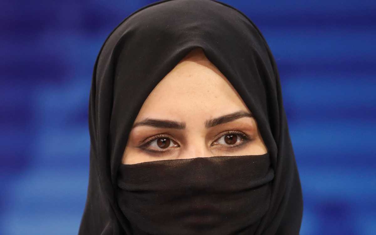 Presentadoras de televisión se cubren el rostro para cumplir regla del gobierno talibán