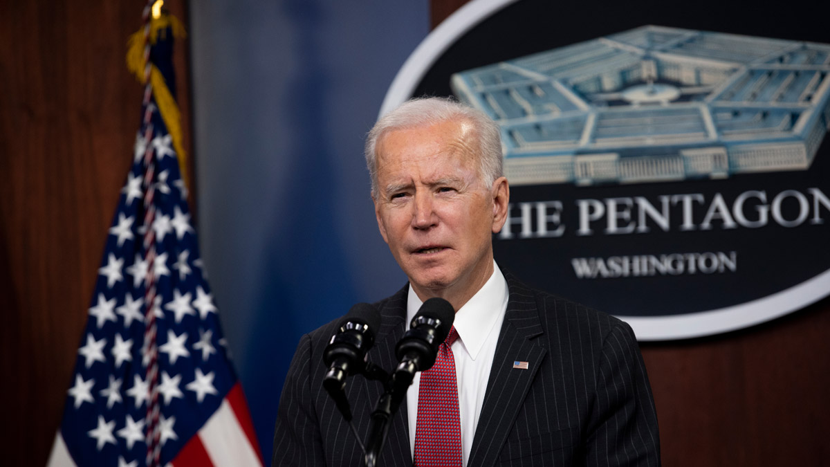 Presidente Joe Biden ordena que banderas de EEUU estén a media asta en honor a víctimas de masacre en Uvalde