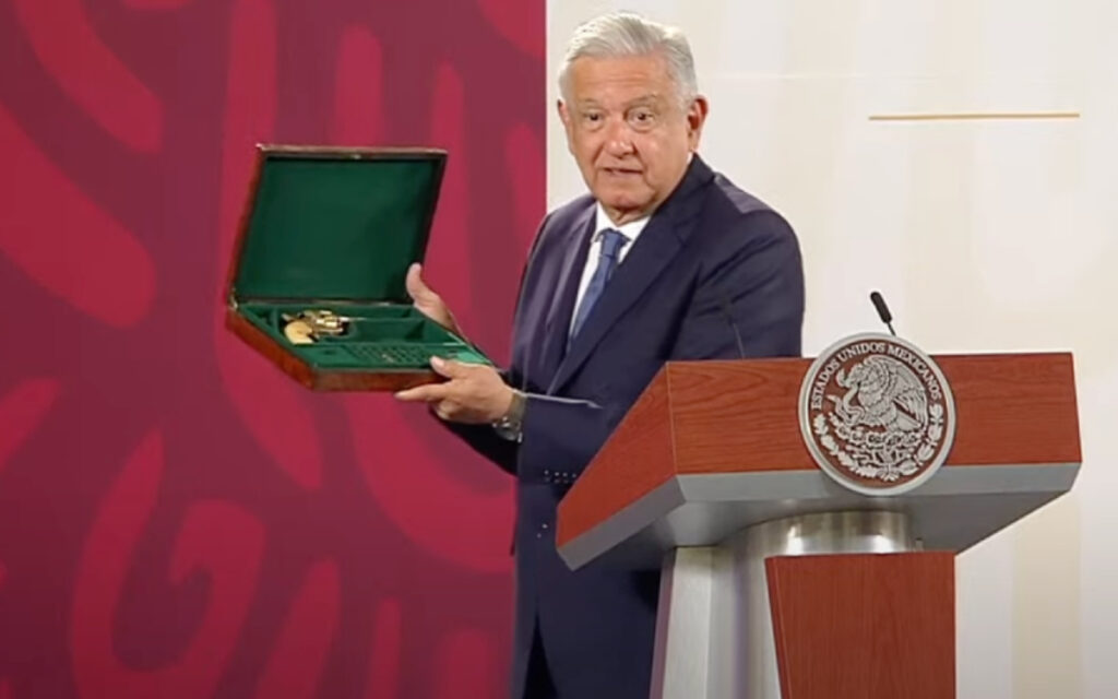 Presidente de Cuba obsequió una pistola 'histórica' a AMLO