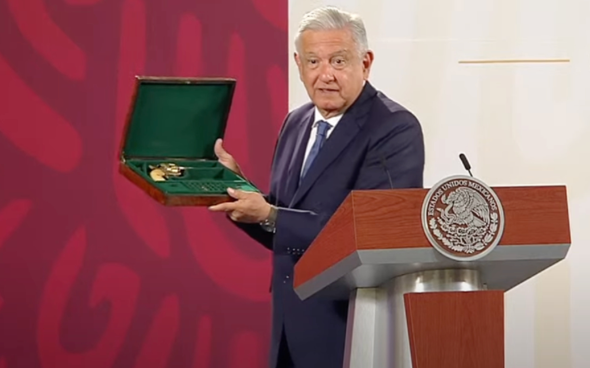 Presidente de Cuba obsequió una pistola ‘histórica’ a AMLO