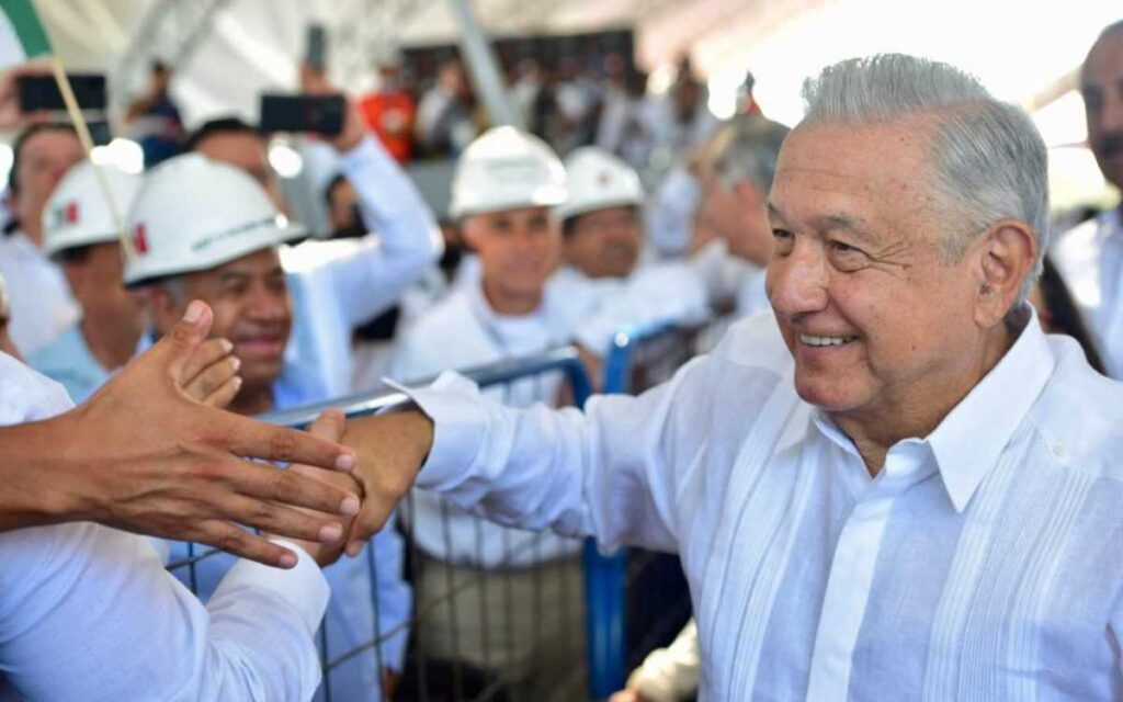 Presume AMLO baraja política y afirma que seguirá ganando 'por paliza'