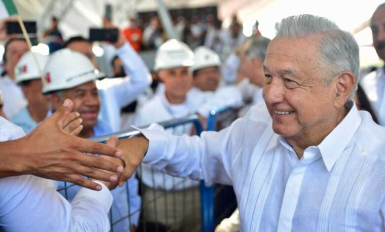 Presume AMLO baraja política y afirma que seguirá ganando 'por paliza'