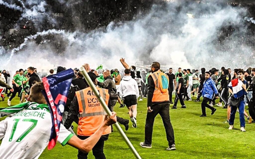 Provocan aficionados del Saint-Etienne graves disturbios | Video