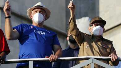 Raúl Castro reaparece en un masivo desfile del 1 de mayo convocado en clave de resistencia