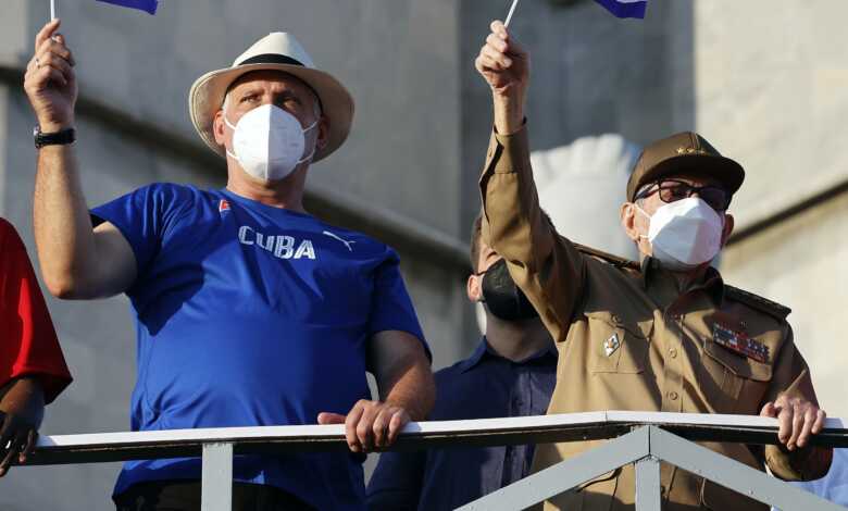 Raúl Castro reaparece en un masivo desfile del 1 de mayo convocado en clave de resistencia
