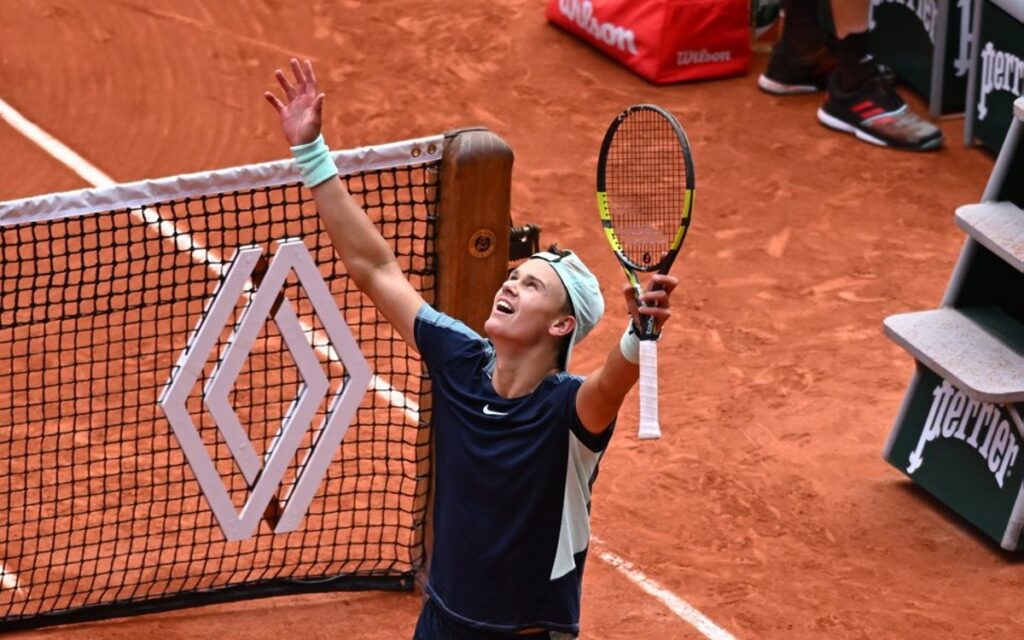 Roland Garros: Sorprende Holger Rune a Stefanos Tsitsipas, finalista en 2021 | Video