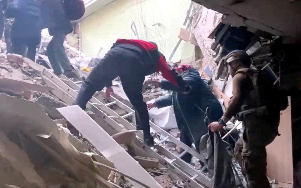 Rusia bombardea la planta Azovstal de Mariúpol con civiles dentro