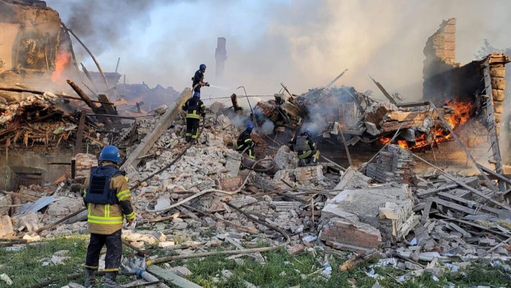 Rusia lanza ataques feroces en Lugansk y bombardea una escuela en la que se refugiaban decenas de personas