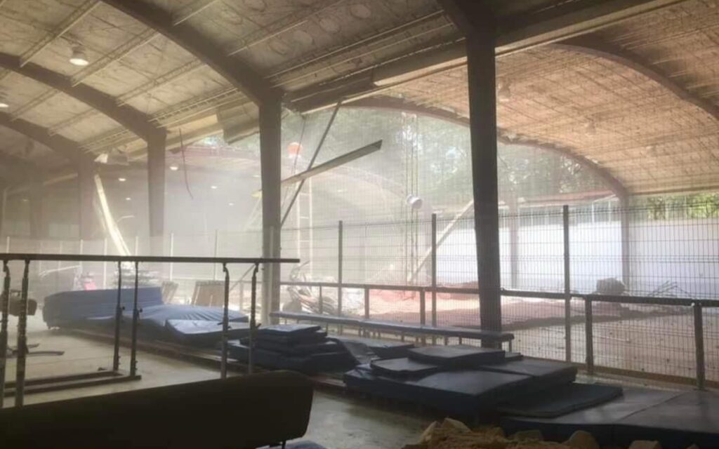 Se desploma techo del gimnasio del IPN Zacatenco | Video y fotos