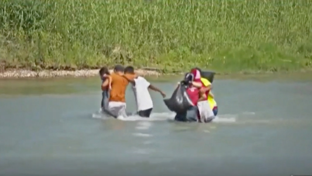 Se lanzan al río: la decepción invade a migrantes en la frontera con EEUU