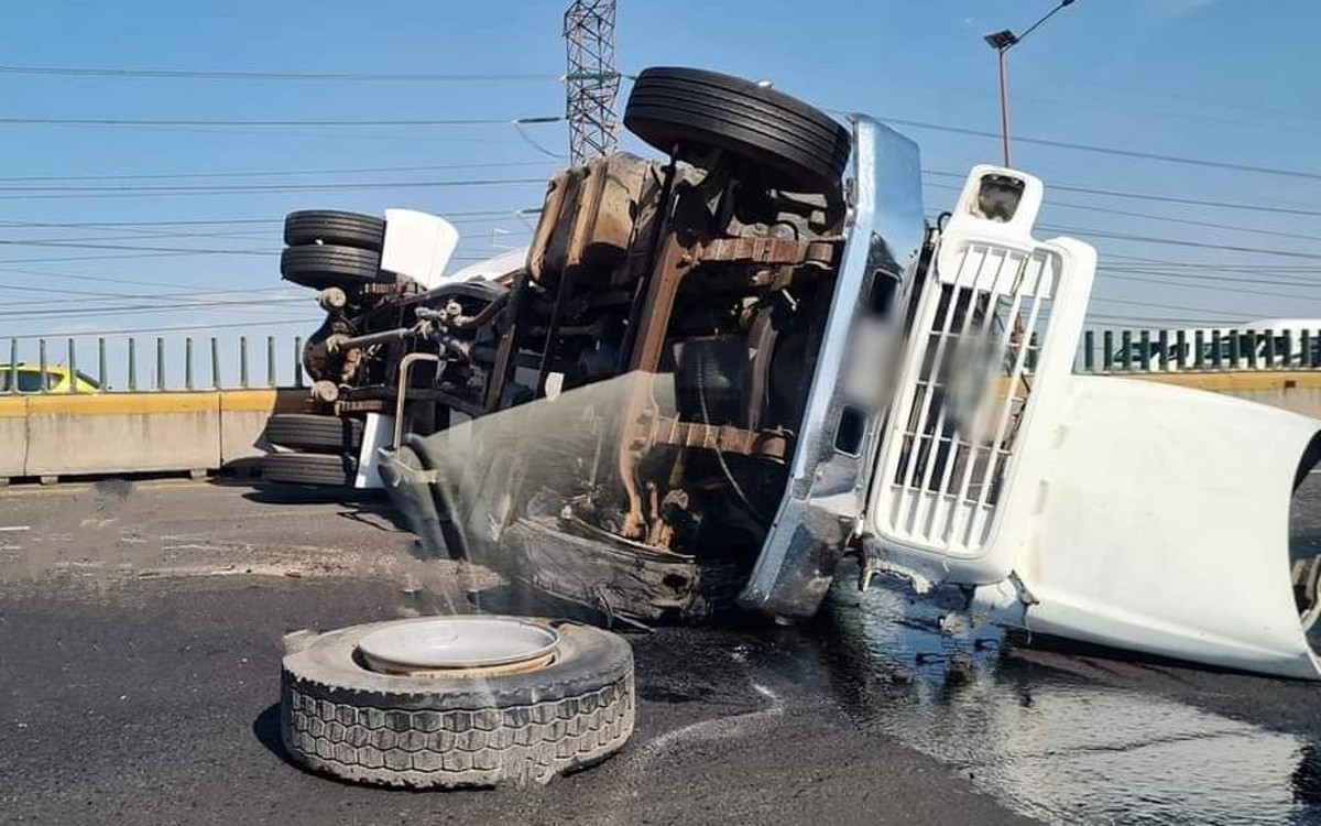 Se vuelca pipa de gas LP en la carretera México-Pachuca; cierran circulación en ambos sentidos | Videos