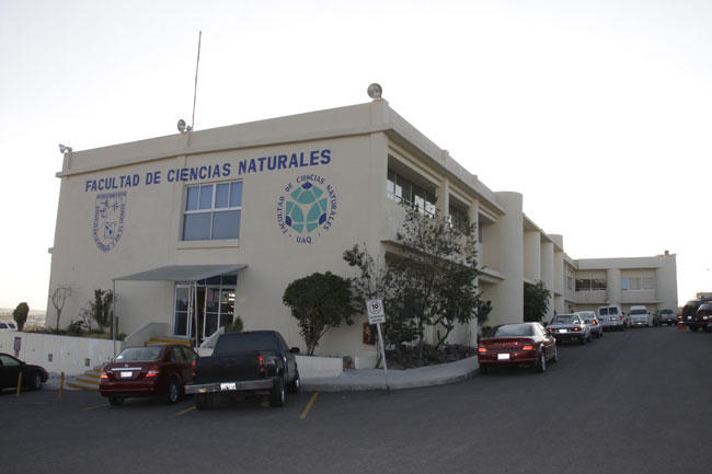 Sigue la UAQ negando la titulación a joven estudiante que fue grabado haciéndole sexo a un animal