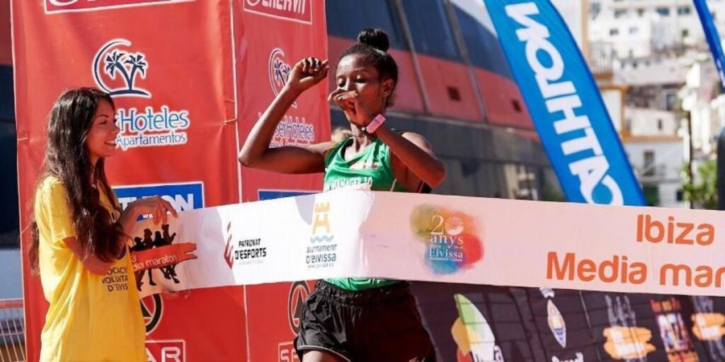 Takele Chernet pulveriza el récord de una histórica Ibiza Media Maratón