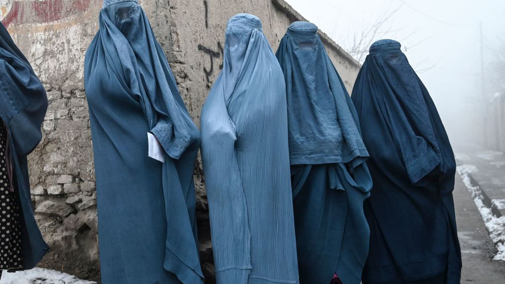 Talibanes imponen el uso de la burka entre las mujeres en Afganistán