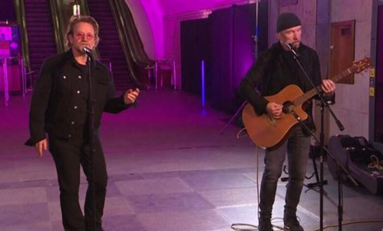 U2 (Bono y The Edge) viaja a Ucrania y da un concierto sorpresa en el metro de Kiev