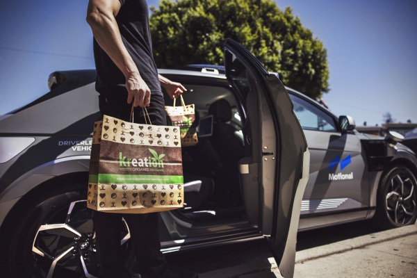 Uber Eats prueba la entrega autónoma con Serve Robotics, Motional