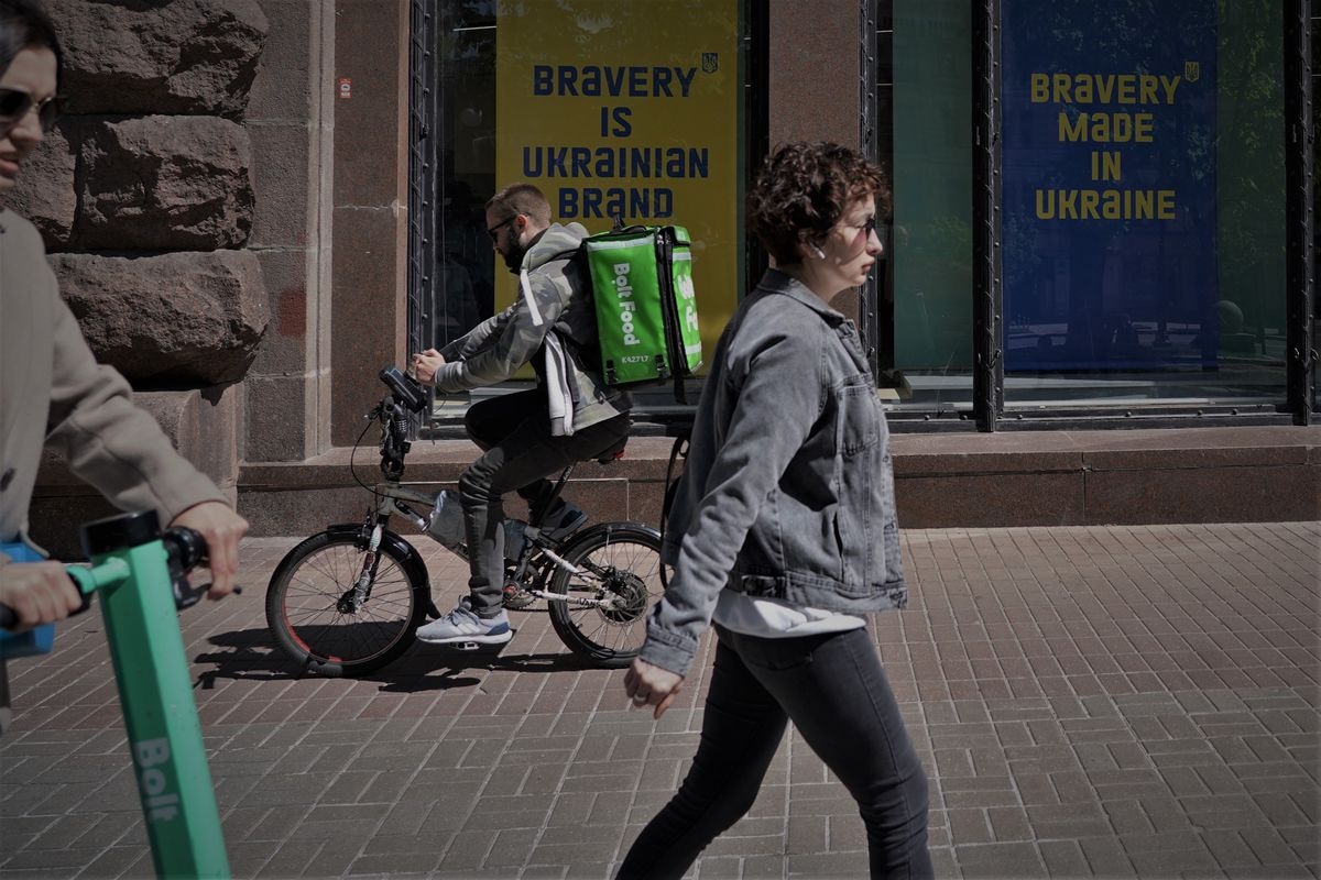 Ucrania responde al discurso belicista de Putin con un atisbo de normalidad en el corazón de Kiev