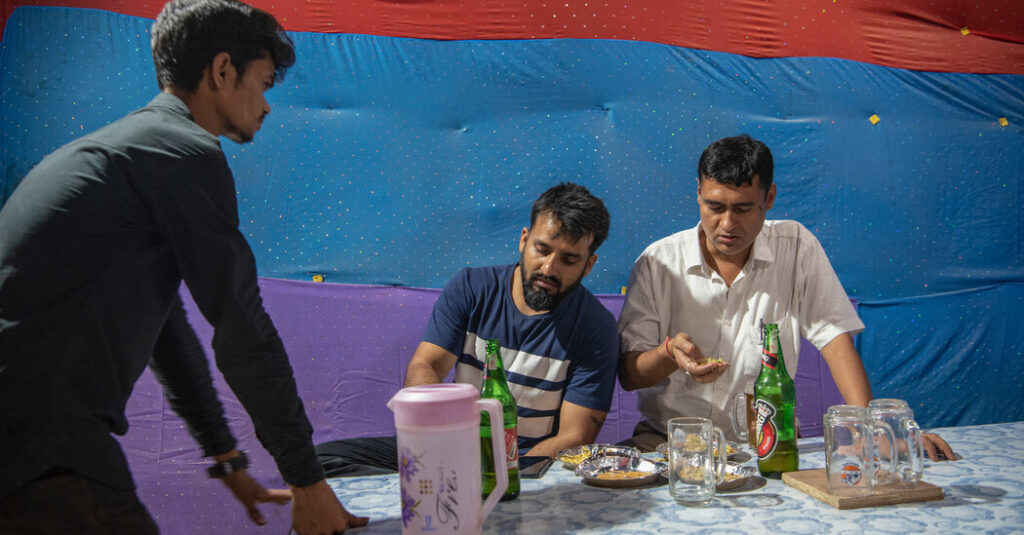 Un estado indio prohibió el alcohol.  La bebida se trasladó a la cercana Nepal.