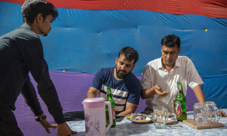 Un estado indio prohibió el alcohol. La bebida se trasladó a la cercana Nepal.