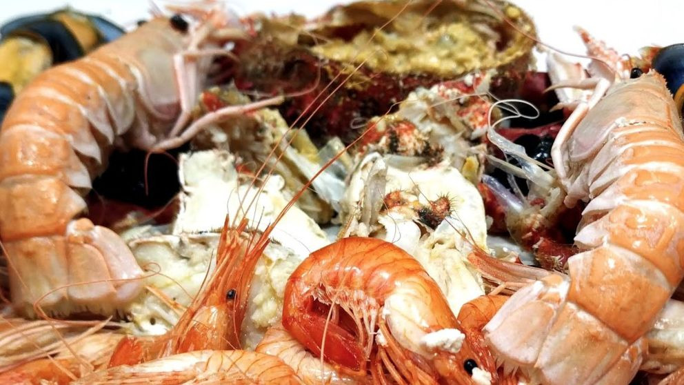 Un hombre finge estar borracho para no pagar la cena de Nochevieja