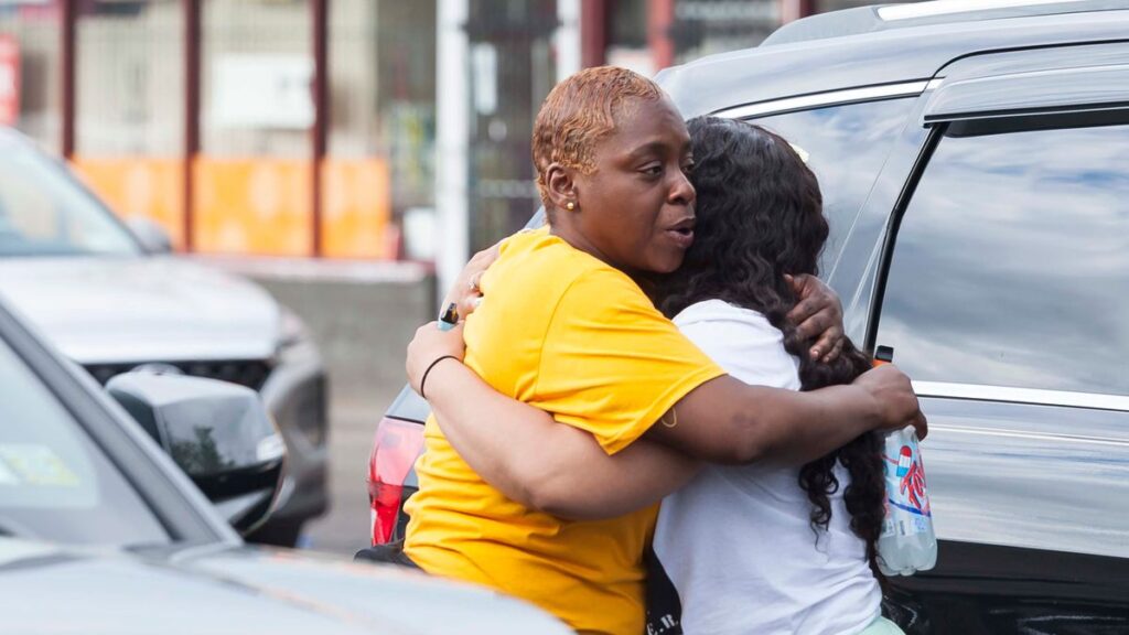 Un joven mata a tiros a 10 personas en un ataque racista en un supermercado de Búfalo