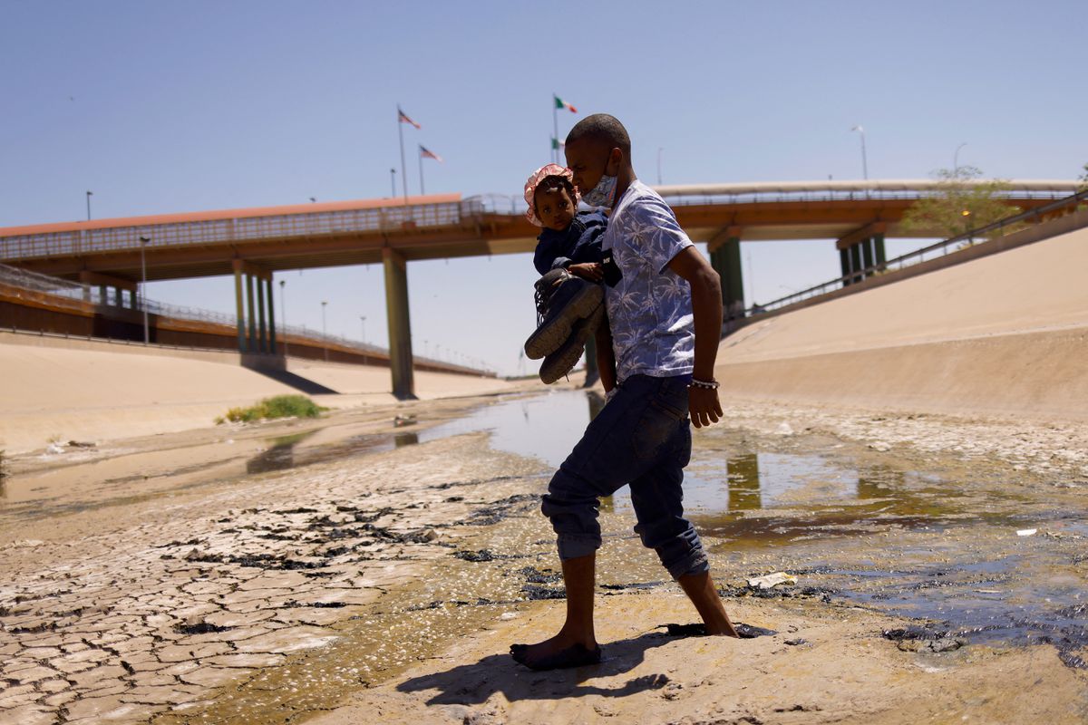 Un juez obliga a Biden a seguir con la expulsión en caliente de migrantes en la frontera