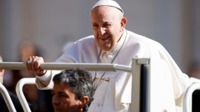 "Un trago de tequila", sugiere el Papa Francisco para tratar su dolor de rodilla | Video