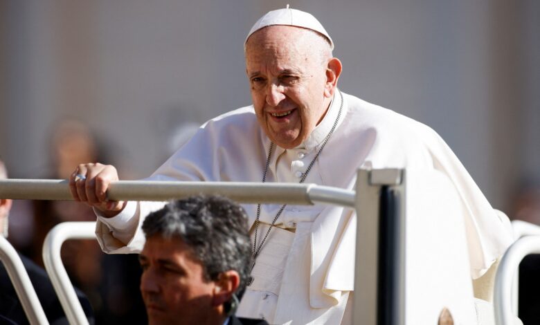 "Un trago de tequila", sugiere el Papa Francisco para tratar su dolor de rodilla | Video
